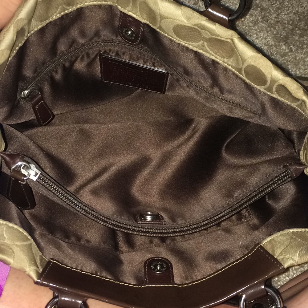 Authentic COACH bag.  Medium size. Very spacious. - Picture 2 of 8